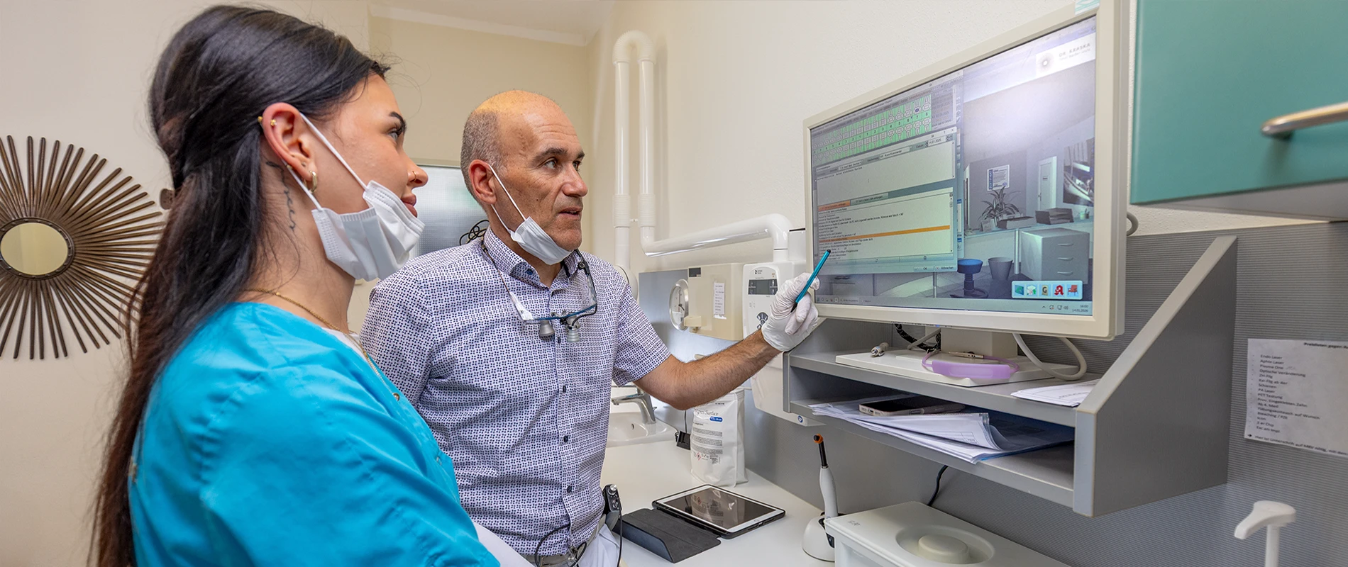 Aufnahme von Dr. Stephan Kraska im Gespräch mit einer Assistentin