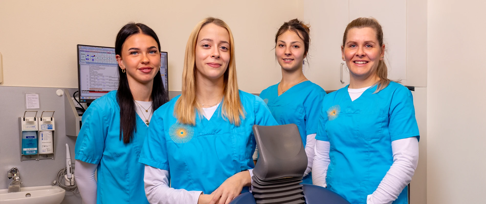 Aufnahme von vier zahnmedizinischen Mitarbeiterinnen der Zahnarztpraxis Kummersbrück Dr. Stephan Kraska