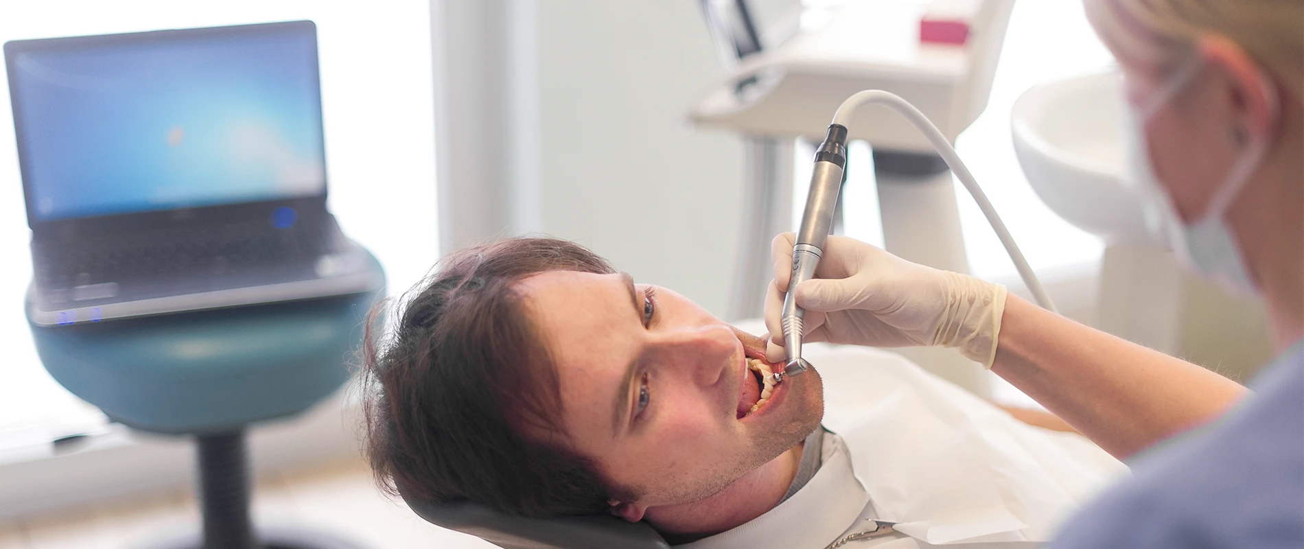 Aufnahme während einer Zahn-ästhetischen Patientenbehandlung